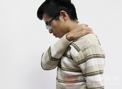 起初的时候肩部会有阵发性的疼痛