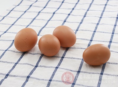 鸡蛋中是含有丰富的蛋白质的