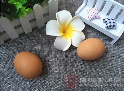 鸡蛋味甘，性平，有补中益气、养阴健体及美肤等作用