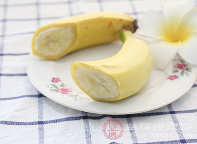 香蕉是一种非酸性柔软水果，容易吞咽，不刺激嗓子