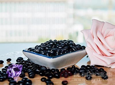 黑豆中含有一种物质被人体摄取之后能促进人体内酪氨酸酶的合成