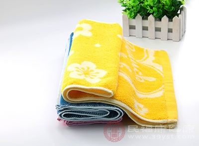 使用毛巾或柔软的布条松紧适宜地缠在太阳穴周围