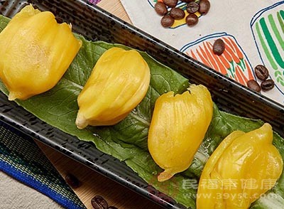 收集起来的菠萝蜜的黄丝则可以拿来炒肉食