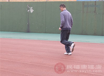 水分对跑者来说十分重要，但喝水的时机也要讲究