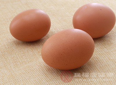鸡蛋4个、火腿适量、胡萝卜丁适量、葱花适量、盐适量、生粉一勺
