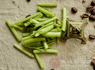 出锅后淋在茼蒿菜上面即可