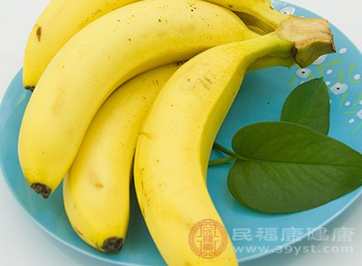 香蕉中含有非常丰富的钾离子，能够在一定程度上降低人体的血压，使得血管内的血压只降不升，对预防高血压起到很有效的作用