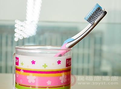 在没有牙膏的时候，古人都是使用牙粉进行刷牙的