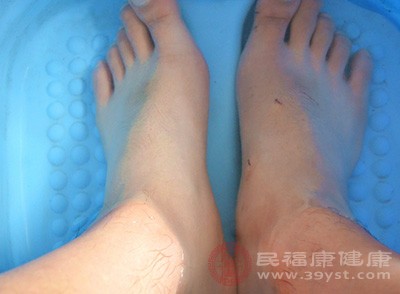 注意泡脚时水量要没过脚面,泡后双脚要发红,才可预防感冒