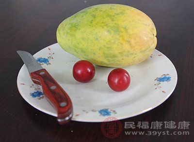 木瓜中含有番木瓜碱，番木瓜碱经过提纯后大量服用