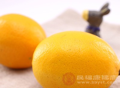 柠檬被称为维生素C的仓库，所富含的维生素C比其他水果要多好几倍