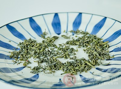 绿茶中含有一种抗氧化剂的成分，它能够在一定程度上起到抗氧化的作用