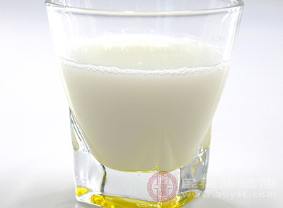 相信大家都知道牛奶中含有丰富的钙，基本上半斤牛奶就含有300mg的钙