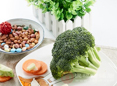西兰花菜花是含有类黄酮多的食物之一，类黄酮除了可以防止感染