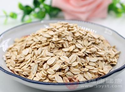 燕麦中含有非常丰富的水溶性纤维，也还有一定的葡萄糖的物质