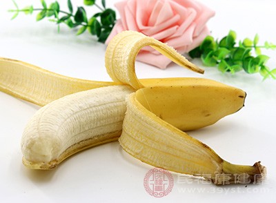 用香蕉和适量牛奶搅拌成妮，调成煳状，敷在脸上可使皮肤清爽润滑