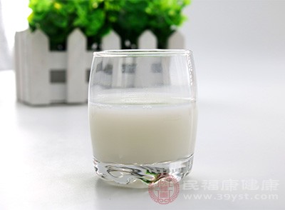 牛奶中含有乳糖，乳糖要經(jīng)過(guò)乳糖酶分解才能被人體吸收