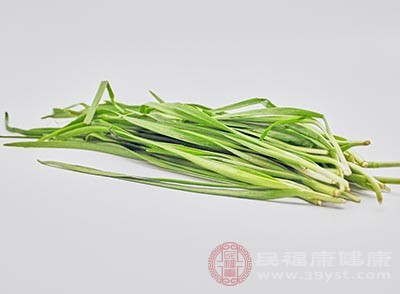 拌入韭菜炒熟洒上芝麻油即可