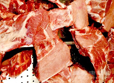 狗肉、羊肉、牛肉等肉类，含有高蛋白以及高热量
