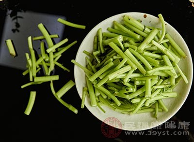 茼蒿是一种很有营养的蔬菜，它本身含有丰富的膳食纤维