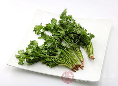 半小時后將面團搟成薄片，再用切模切成餅干形狀