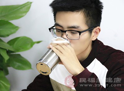 对于肾结石患者，每日尿量应超过2000ml