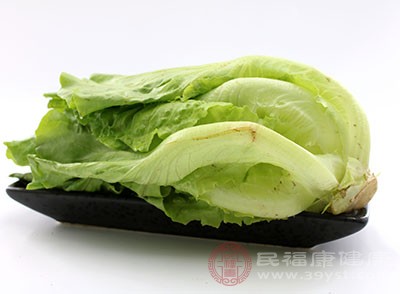 碗中垫上生菜叶，将炒好的香菇肉碎盛入其中