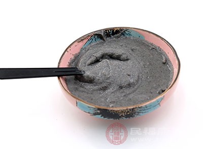 把黑芝麻用铁锅炒熟，因为炒熟的黑芝麻是特别香的