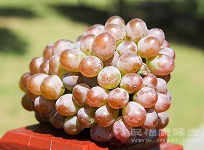 感冒发烧适宜吃葡萄，它含有充足的水分和钾元素
