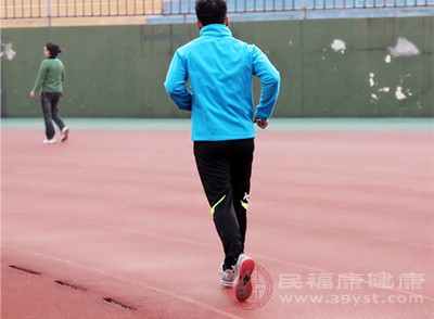 适量的慢跑，缓慢摆动双臂，有助于恢复健康