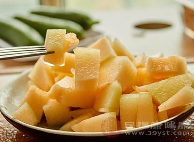 首先准备足量的哈密瓜，去皮并且切成小块，放在大碗中