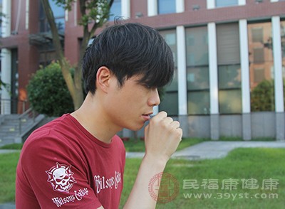 很多男性朋友长期抽烟也可能会使自身的咽部受到刺激使自身出现喉咙干燥的问题
