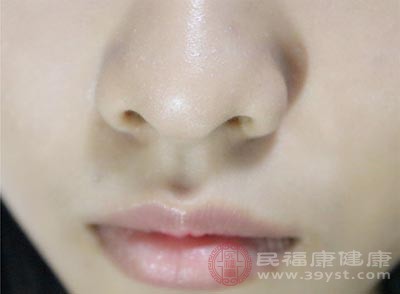 人们在出现嘴唇干燥之后，会有起皮或是干裂的症状
