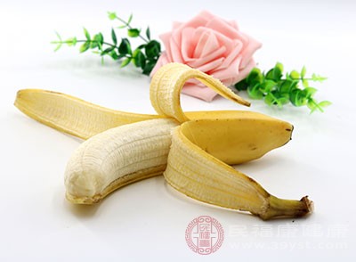 香蕉含钾量丰富，可提供较多的能降低血压的钾离子