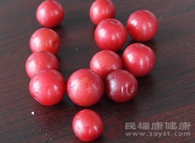 李子400g、白糖30g、冰糖20g、檸檬半個(gè)