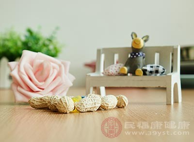 剛?cè)脲伒幕ㄉ资菨竦?/></p><p>　　<strong>二：鹽焗黑豆花生</strong></p><p>　　材料:花生500克、黑豆300克</p><p>　　調(diào)味料:鹽3茶匙(若要增加香氣可加八角3粒)花椒1茶匙.</p><p>　　食療功效:固腎補(bǔ)腰除腳氣，令發(fā)變黑。能健筋骨、滋補(bǔ)五臟，對(duì)素食者更是佳品。.</p><p>　　<strong>制法</strong></p><p>　　1.花生浸洗刷干凈，黑豆選青肉的浸洗干凈。花生先用清水煮10分鐘，涼后取出花生肉，試食一兩粒便知味道是否腍而香。</p><p>　　2.黑豆加水慢火煲1小時(shí)。</p><p>　　3.待黑豆煲至腍身之后，加入花生再煲半小時(shí)，煲至水分后少浸不過豆面時(shí)便加入鹽猛火一滾，再收慢火。</p><p>　　4.繼續(xù)煮焗至干身，即可食用。</p><p>　　<strong><a href='http://m.rwfnyxtm.cn/taglist/1644155-1.html' target='_blank'>花生的禁忌</a></strong></p><p>　　<strong>1、不宜大量生吃</strong></p><p>　　花生脂肪和蛋白質(zhì)含量較高，大量攝入后人體對(duì)其消化吸收不了，從而導(dǎo)致消化不良。另外生食花生也很容易感染寄生蟲卵或其他疾病。</p><p style=