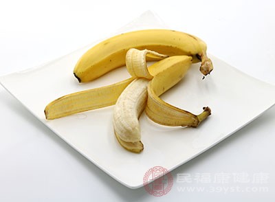 香蕉中富含维生素B6，具有安神镇痛的效果