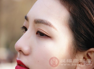 女性朋友戴隐形眼镜的较多，但多数人不懂得如何保护