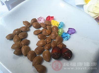 蘿卜500g，苦杏仁15g，牛肺250g