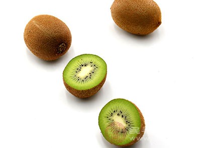 新鲜的猕猴桃，是富含维生素C的水果
