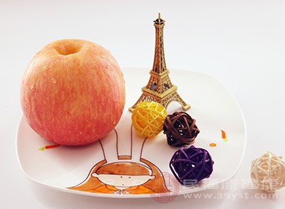 苹果色泽美艳，芳香脆甜，是大众普遍喜爱的水果