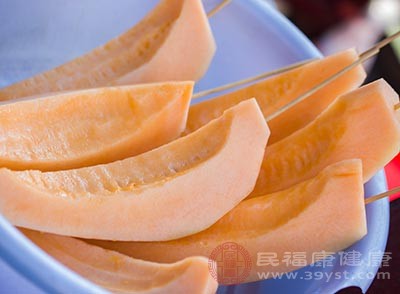 雞胸脯肉2塊、哈密瓜1/8個(gè)、腰果適量