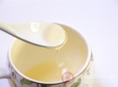 蜂蜜2汤匙，加温开水半杯，搅匀