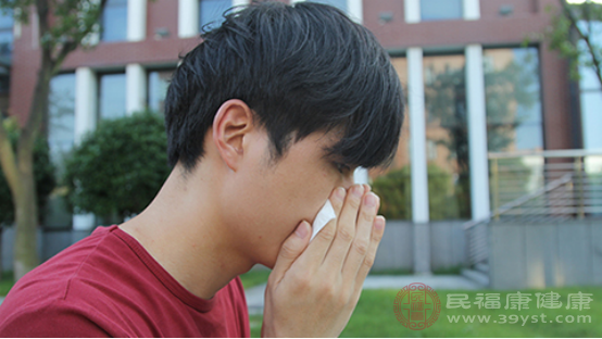 患者在咳嗽时有白痰，考虑到是风寒，患者还会伴有发热咽喉肿痛的情况