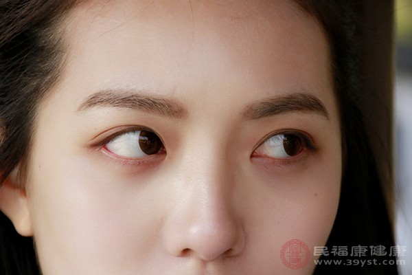 眼袋的形成主要是因为下眼睑部位的皮肤出现了松弛的情况
