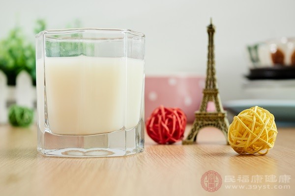 很多家庭中，都喜欢吃煎鸡蛋、喝牛奶，这也是非常好的食物搭配方式