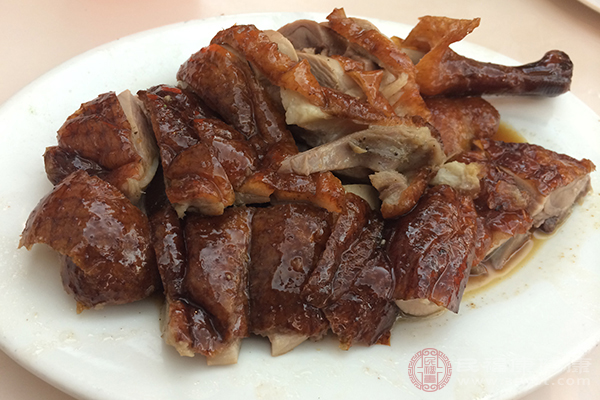 鹅肉中维生素含量也非常丰富，尤其是维生素B族