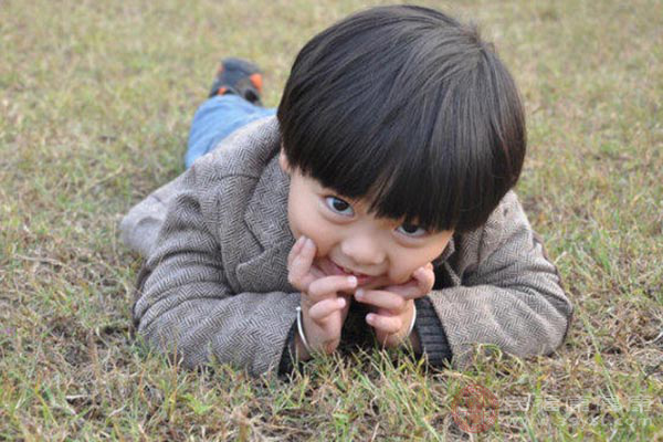 當溫度下降時，家長不注意給孩子保暖時，孩子容易受涼