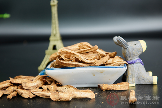 女性在飲用牛蒡茶的時(shí)候，比如要控制好茶的濃度