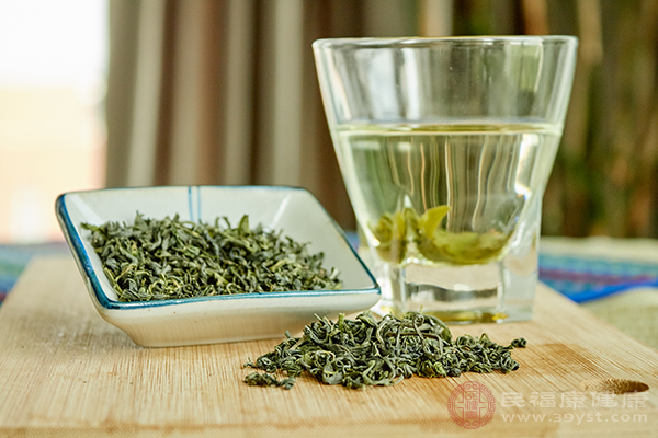 绿茶中有一种氧化剂的成分，能够起到抗氧化的作用